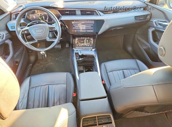 WA1AAAGE5NB007458 2022 AUDI E-TRON Серебряный Вид панели приборов