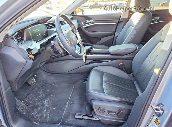 WA1AAAGE5NB007458 2022 AUDI E-TRON Серебряный Вид салона спереди