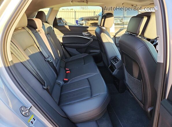 WA1AAAGE5NB007458 2022 AUDI E-TRON Серебряный Вид задних сидений