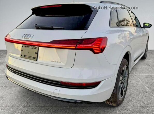 WA1AAAGE8MB010286 2021 AUDI E-TRON Белый Передняя правая четверть