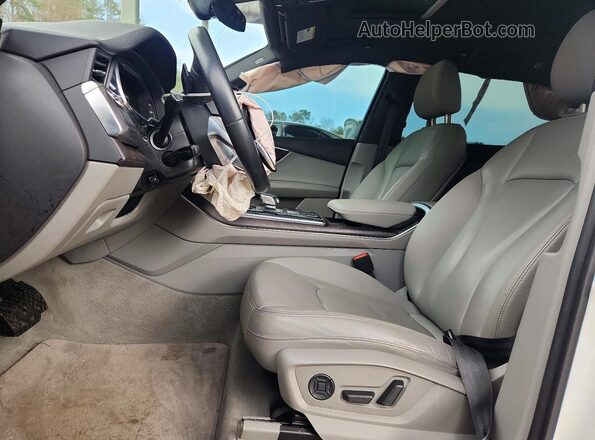 WA1AXAF72LD004925 2020 AUDI Q7 White Vista interior delantera