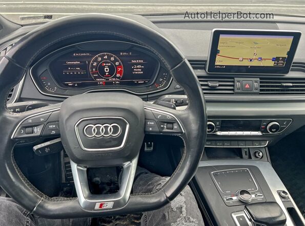 WA1B4AFYXK2022198 2019 AUDI SQ5 Gray Front interior view