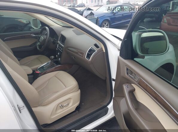 WA1C2AFP8GA100136 2016 AUDI Q5 White Вид салону спереду