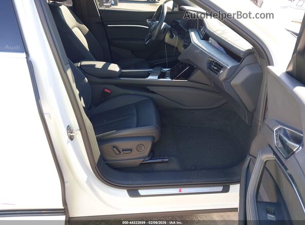 WA1CAAGE3RB017078 2024 AUDI Q8 E-TRON Белый Вид салона спереди