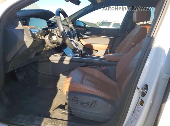 WA1CAAGE3RB028307 2024 AUDI Q8 White Front interior view