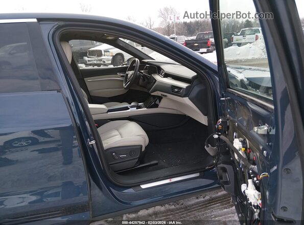 WA1DAAGEXRB020824 2024 AUDI Q8 E-TRON Blue წინა სალონის ხედი