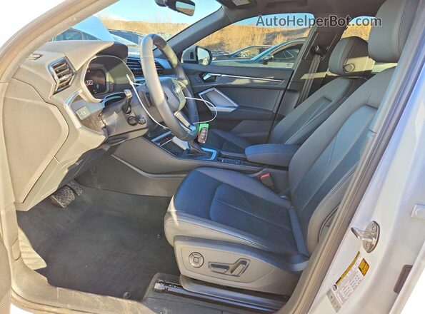 WA1DECF30R1169927 2024 AUDI Q3 White Vista interior delantera