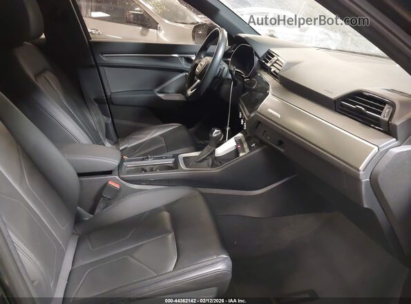 WA1DECF36P1143104 2023 AUDI Q3 Black Вид салону спереду