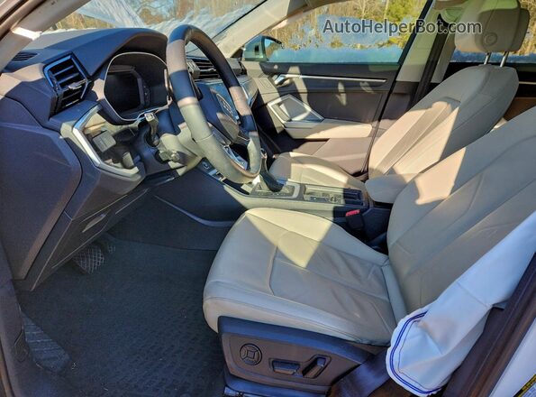 WA1DECF38P1057387 2023 AUDI Q3 White Widok wnętrza z przodu