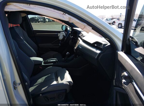 WA1EECF35P1122314 2023 AUDI Q3 White Front interior view