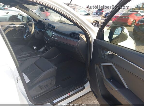 WA1EECF35R1142680 2024 AUDI Q3 White წინა სალონის ხედი