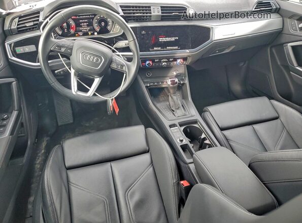 WA1EECF38R1078652 2024 AUDI Q3 White Vista del salpicadero