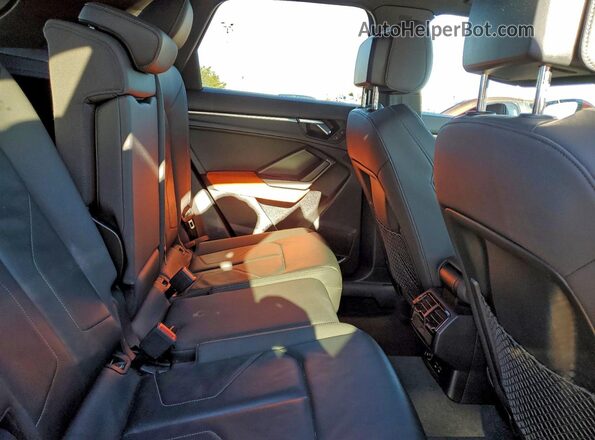 WA1EECF39K1087768 2019 AUDI Q3 Оранжевый Вид задней части салона