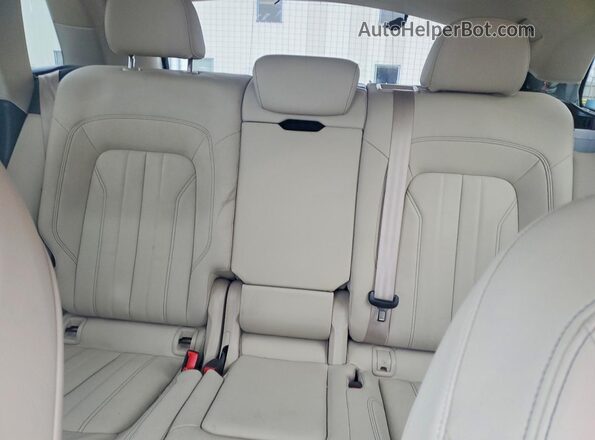 WA1GAAFY7N2051418 2022 AUDI Q5 White Widok tylnych siedzeń