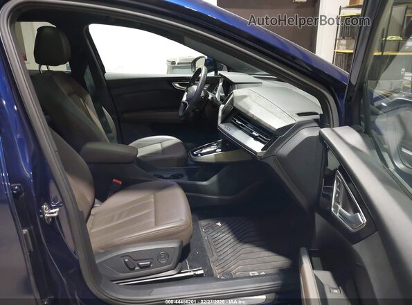 WA1H2BFZ6NP049145 2022 AUDI Q4 Blue Вид салону спереду