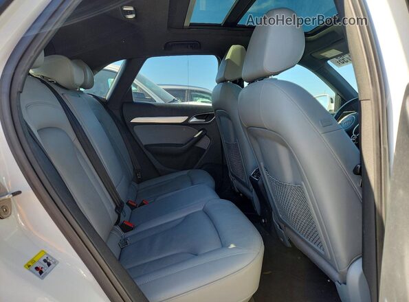 WA1HCCFS3HR013847 2017 AUDI Q3 White უკანა სალონის ხედი
