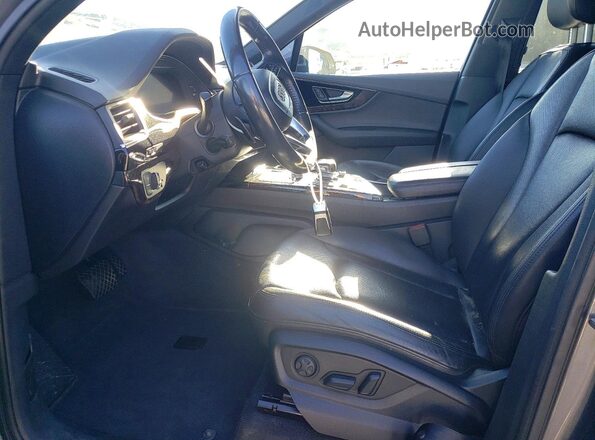 WA1LAAF70JD000962 2018 AUDI Q7 Gray Front interior view