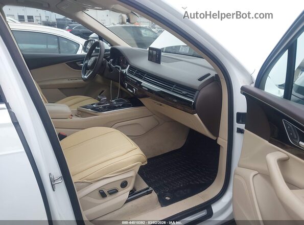 WA1LAAF78HD008835 2017 AUDI Q7 White Front interior view