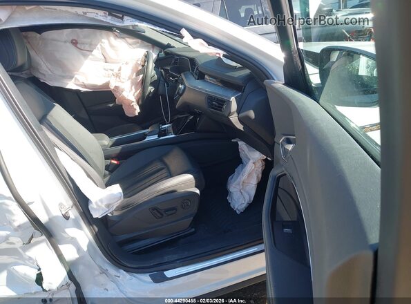 WA1LAAGE3NB011114 2022 AUDI E-TRON White Widok wnętrza z przodu