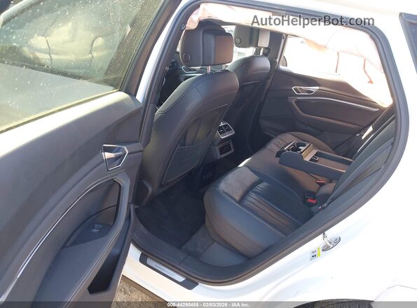 WA1LAAGE3NB011114 2022 AUDI E-TRON White Widok naklejki z numerem VIN