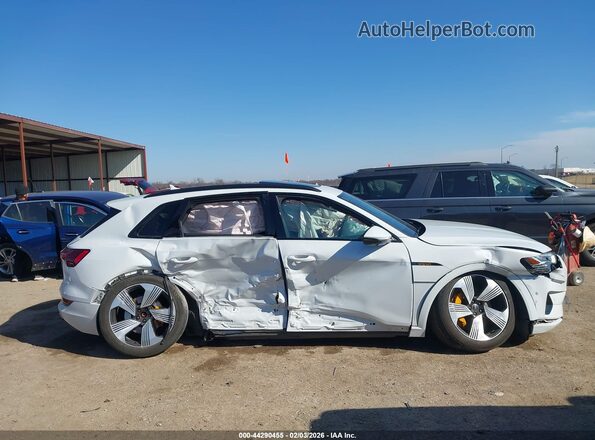 WA1LAAGE3NB011114 2022 AUDI E-TRON White Widok wnętrza z tyłu