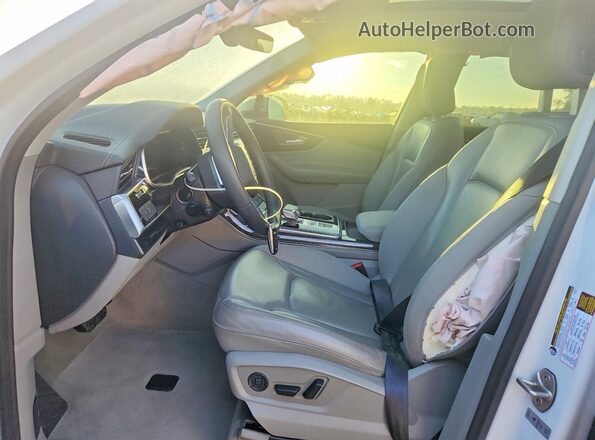 WA1LCBF79RD004455 2024 AUDI Q7 White Widok wnętrza z przodu