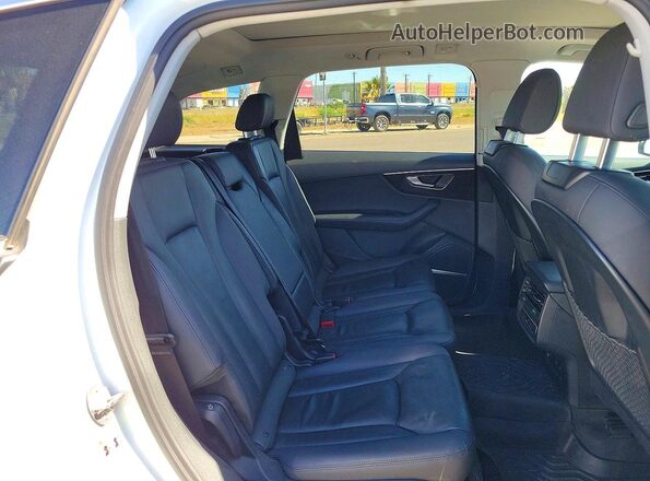 WA1LXBF74PD010293 2023 AUDI Q7 White Вид салону спереду