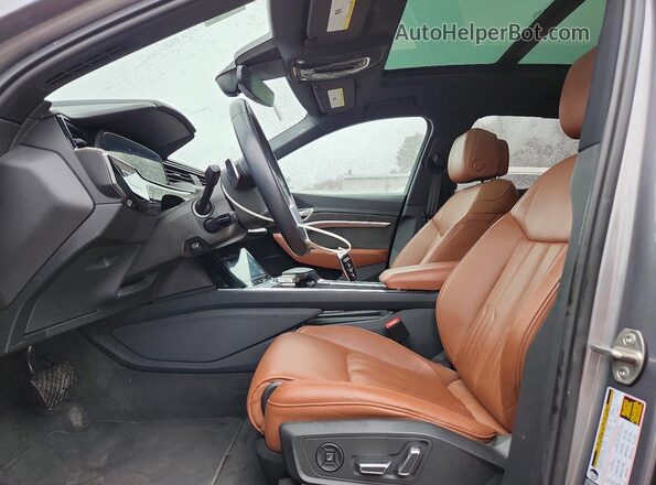 WA1VAAGE7MB020678 2021 AUDI E-TRON Серый Вид салона спереди