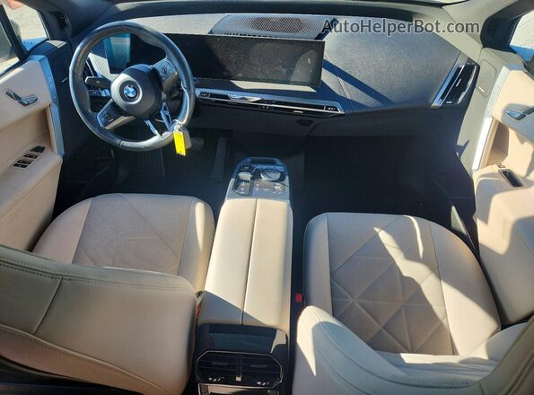 WB523CF00SCS31390 2025 BMW IX Black Vista del salpicadero