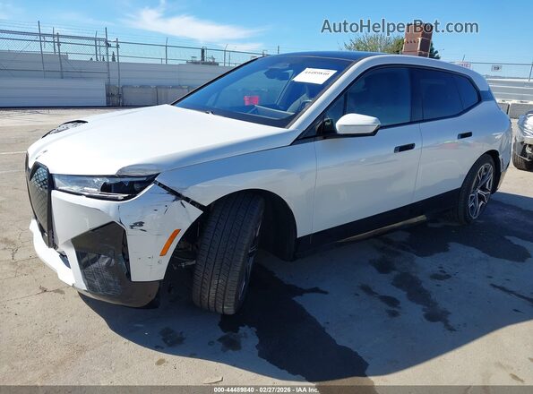 WB523CF06PCL56269 2023 BMW IX White წინა მარცხენა ხედი სამი მეოთხედიდან