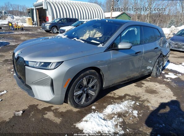 WB543CF04TCW81876 2026 BMW IX Silver Передня ліва чверть
