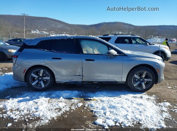 WB543CF04TCW81876 2026 BMW IX Silver Вид задньої частини салону