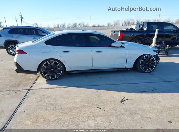 WBA43FJ05RCR52950 2024 BMW 5 SERIES White Widok wnętrza z tyłu