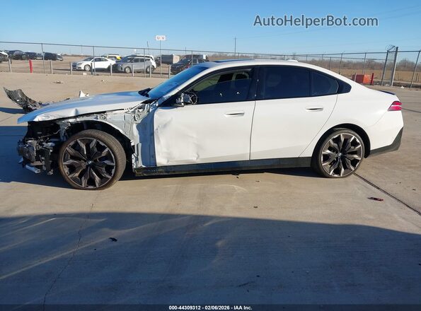 WBA43FJ05RCR52950 2024 BMW 5 SERIES White Widok wnętrza 360 stopni