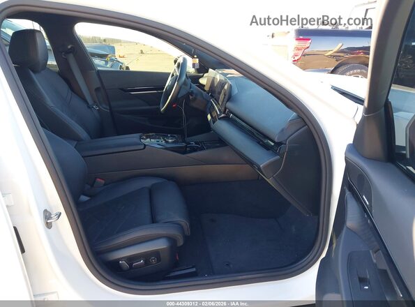 WBA43FJ05RCR52950 2024 BMW 5 SERIES White Widok wnętrza z przodu
