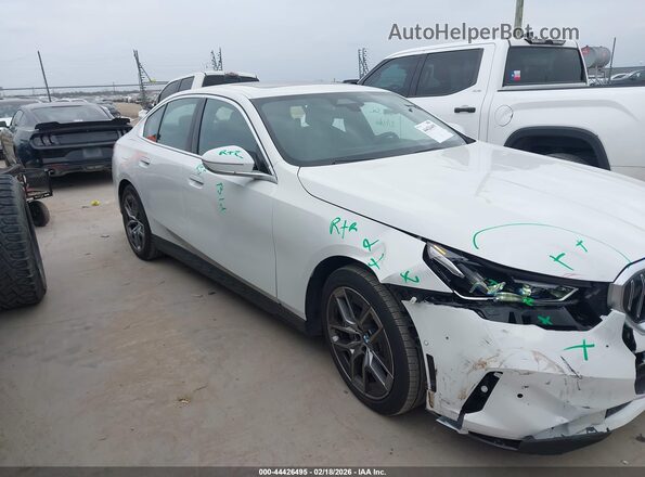 WBA43FJ06TCV55934 2026 BMW 5 SERIES White Вид задньої частини салону