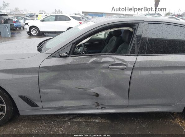 WBA53BH00MCF35086 2021 BMW 5 SERIES Gray Вид спереду
