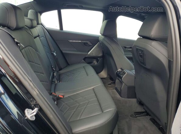 WBA53FJ03TCW32988 2026 BMW 5 SERIES Black Vista de los asientos traseros