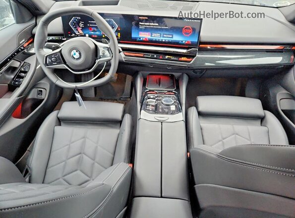 WBA53FJ03TCW32988 2026 BMW 5 SERIES Black Vista del salpicadero