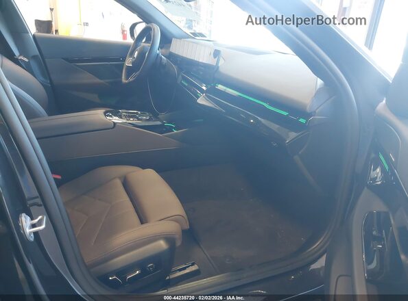 WBA53FJ05TCW40901 2026 BMW 5 SERIES Black წინა სალონის ხედი