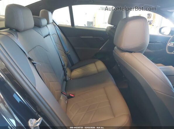 WBA53FJ05TCW40901 2026 BMW 5 SERIES Black VIN კოდის სტიკერის ხედი