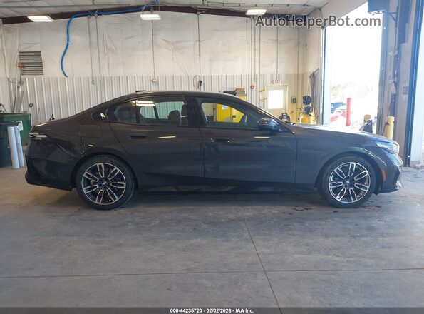 WBA53FJ05TCW40901 2026 BMW 5 SERIES Black უკანა სალონის ხედი