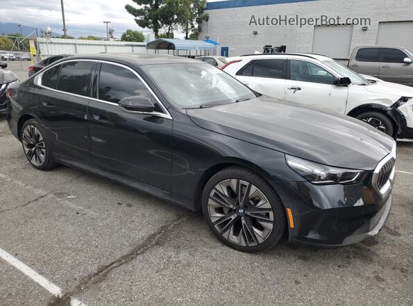 WBA53FJ08RCP91482 2024 BMW 5 SERIES Черный Передняя правая четверть