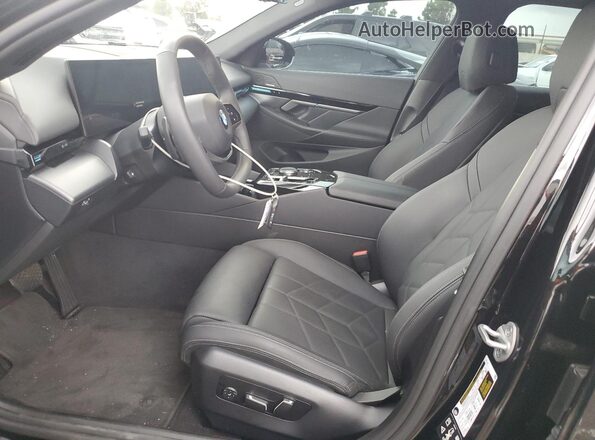 WBA53FJ08RCP91482 2024 BMW 5 SERIES Черный Вид салона спереди