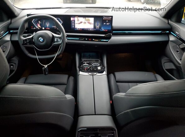 WBA53FJ08RCP91482 2024 BMW 5 SERIES Черный Вид панели приборов