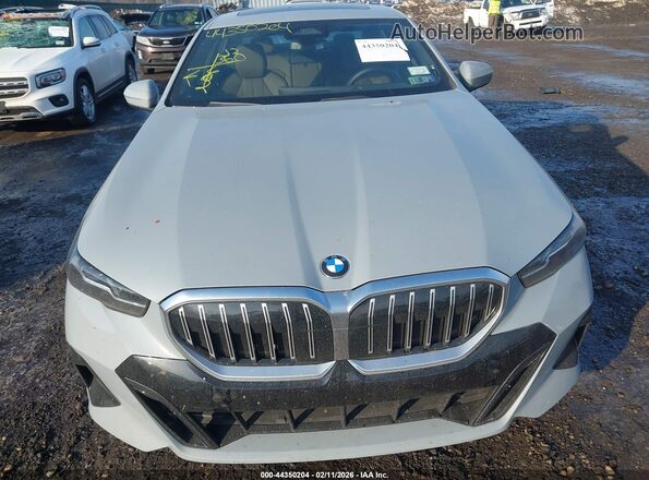 WBA53FJ09SCU17582 2025 BMW 5 SERIES Gray Vista del cuadro de instrumentos