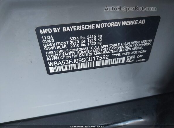 WBA53FJ09SCU17582 2025 BMW 5 SERIES Gray Vista del compartimento del motor