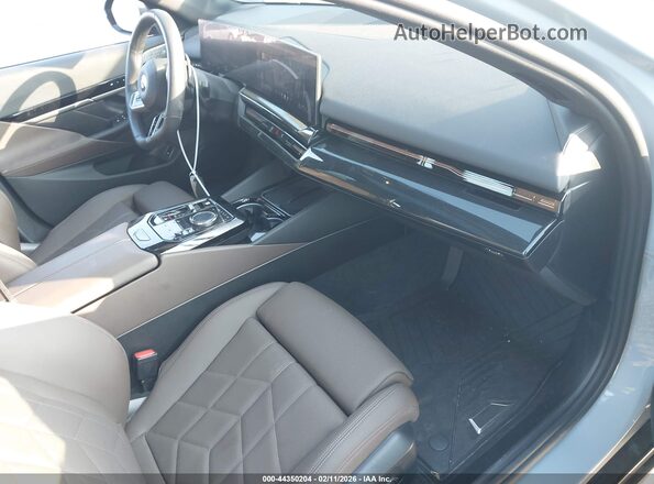 WBA53FJ09SCU17582 2025 BMW 5 SERIES Gray Vista interior delantera