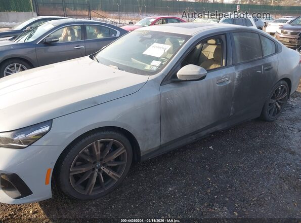 WBA53FJ09SCU17582 2025 BMW 5 SERIES Gray Vista frontal
