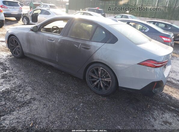 WBA53FJ09SCU17582 2025 BMW 5 SERIES Gray Trasero izquierdo